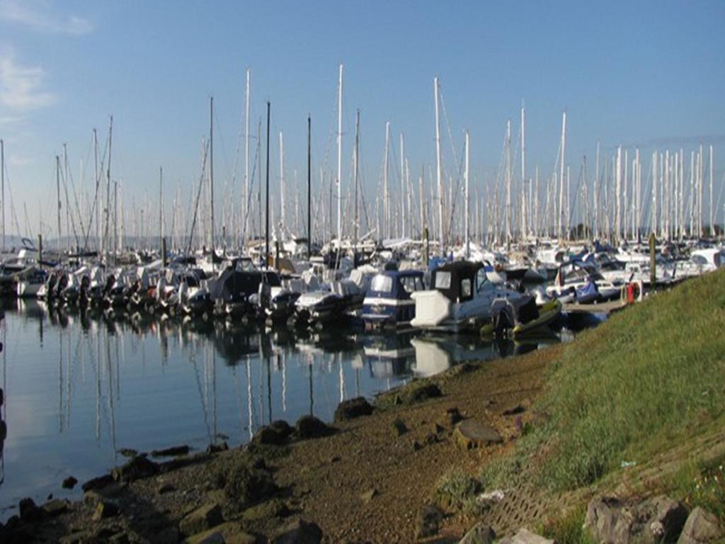 Auplands En-Suite Rooms Lymington Bagian luar foto